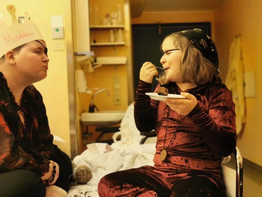 Bilde av mor og datter som er kledd ut som sjørøvere. Spiser kake og feirer bursdag.