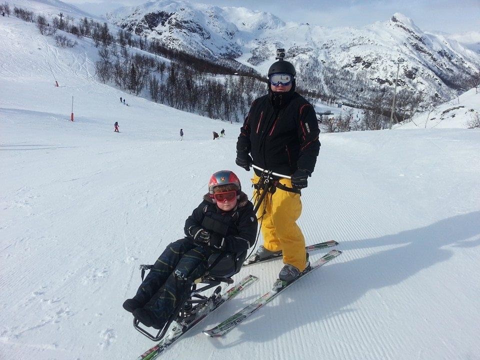 Far kjører sitski med sønn 10år.