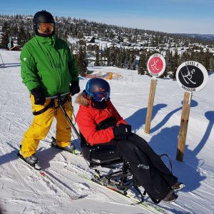 Far kjører sitski med sønn 13år.