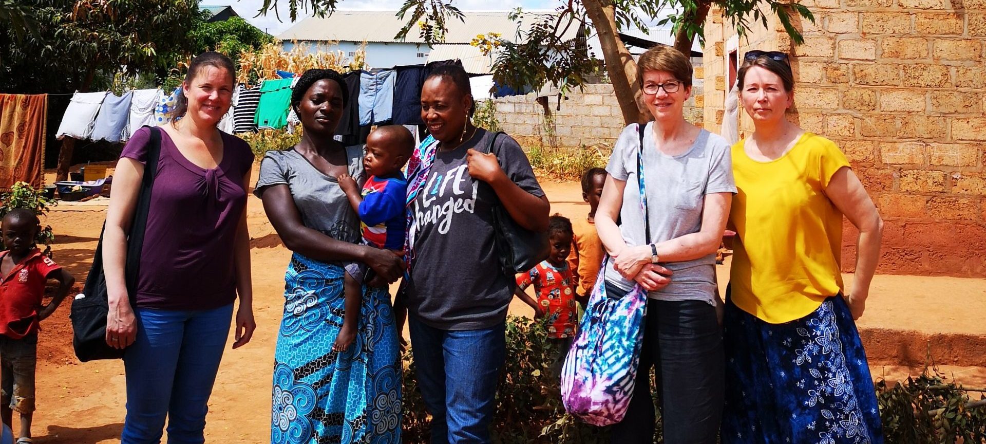 Tre representanter fra internasjonalt utvalg i foreningen sammen med to afrikanske kvinner i Zambia.