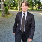 Blid gutt 16år i dress.