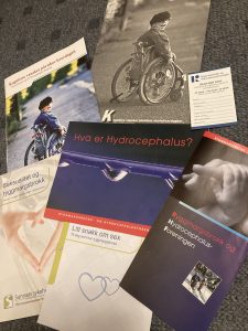 Brosjyrer om ryggmargsbrokk og hydrocephalus.