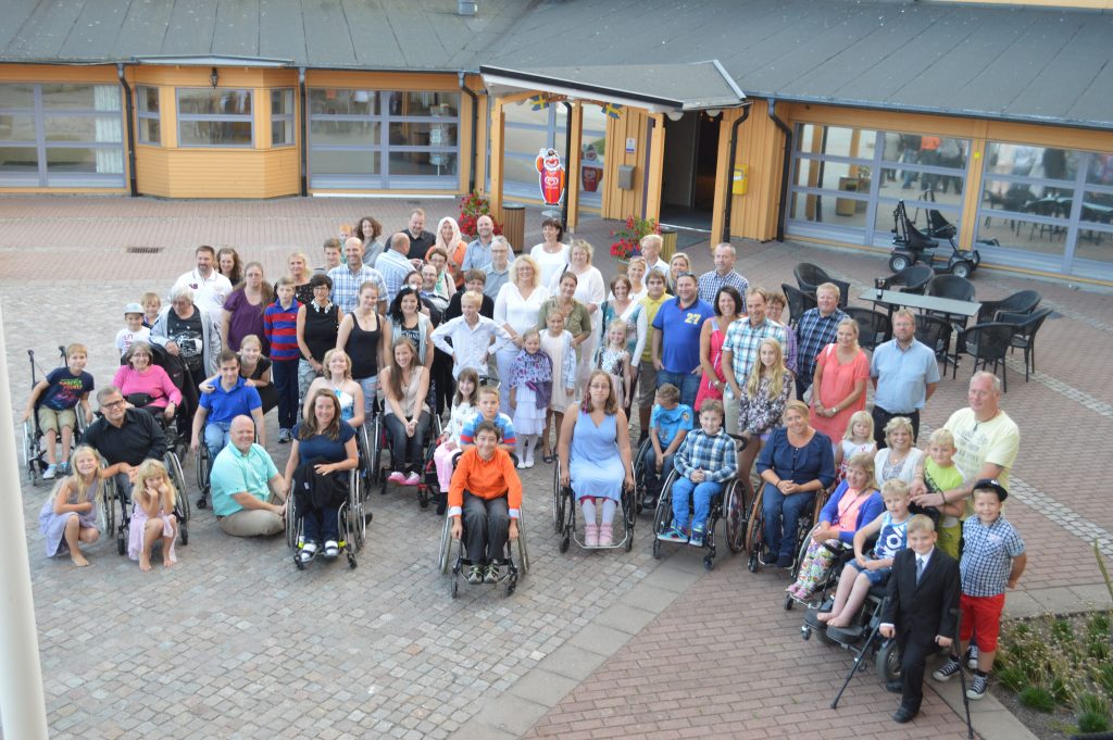 Familietur til Tanum Strand. Barn og voksne samlet utenfor hotellet.