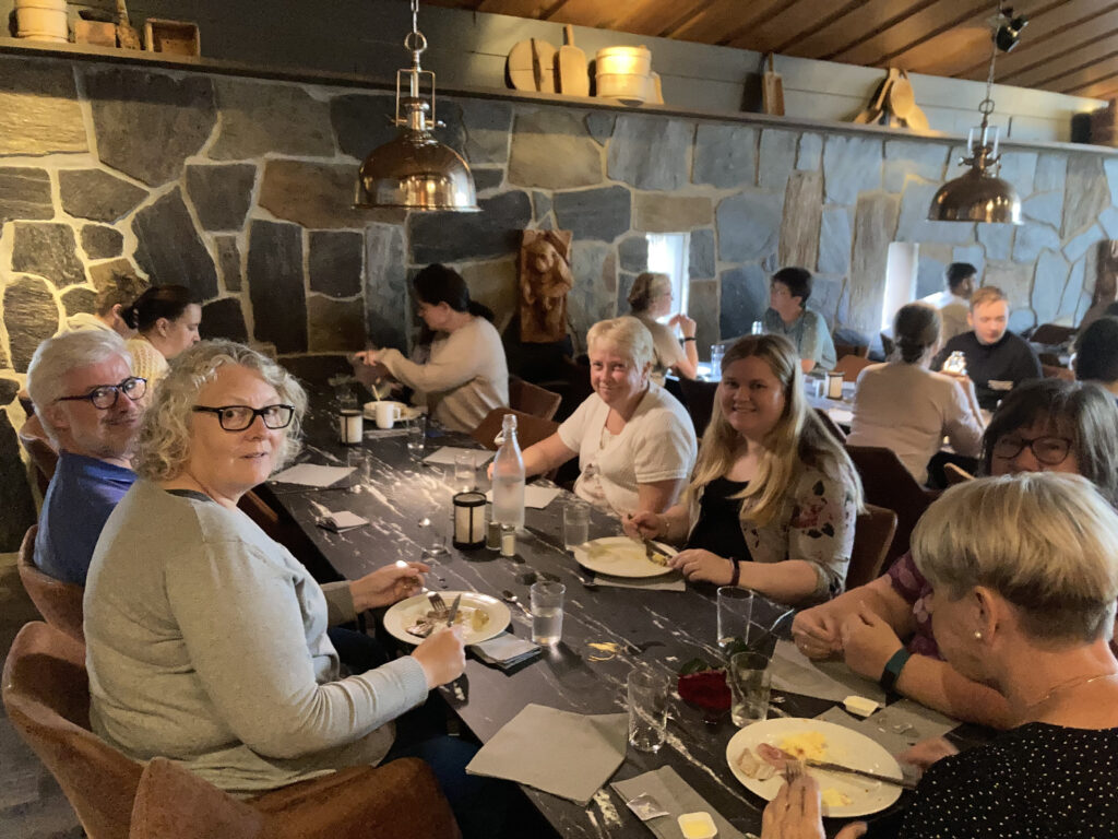 Medlemmer i RHØst sitter å spiser rundt et bord i restauranten på Pers Hotell på Gol.