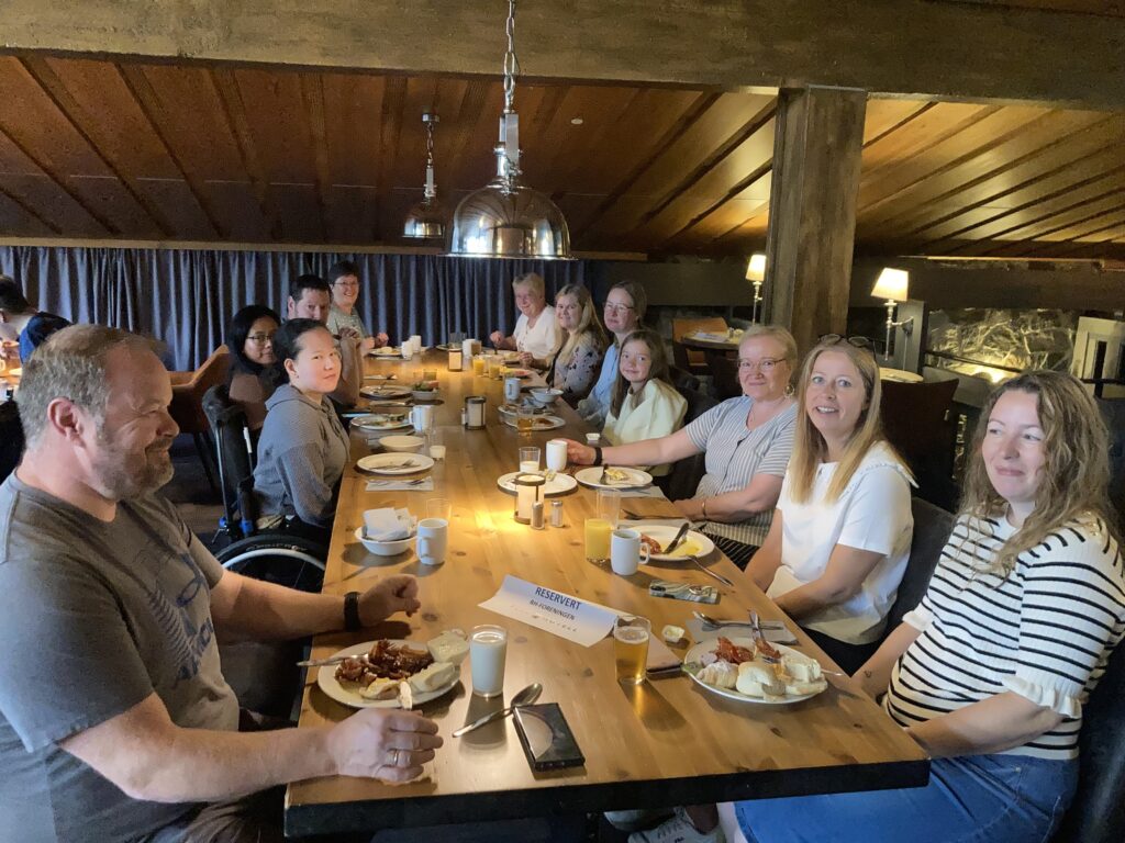 Medlemmer i RHØst sitter å spiser rundt et bord i restauranten på Pers Hotell på Gol.