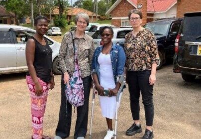 Ruth, Ann-Eli, Catherine og Liv utenfor universitetet i Uganda.