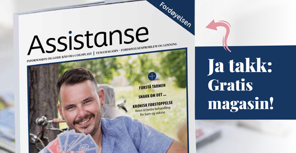 Forsidebilde til Coloplast sitt medlemsblad Assistanse. Viser en mann som holder en kortstokkvifte og smiler til kamera.