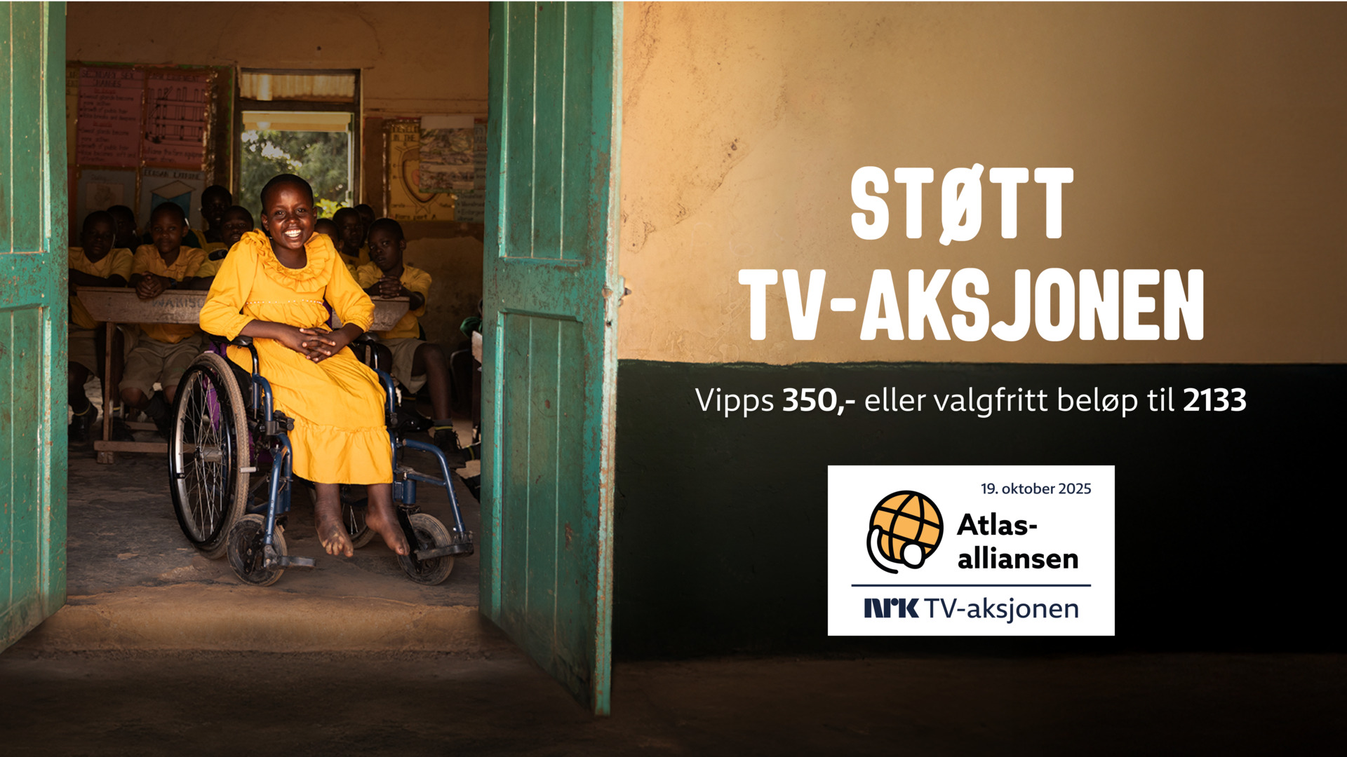 TV-aksjonen 2025, Atlas-alliansen. "Støtt Tv-aksjonen - Vipps 350,- eller valgfritt beløp til 2133". Bilde av en afrikansk jente i rullestol. Smilende i gul kjole innenfor en åpen dobbeltdør på en afrikansk skole.