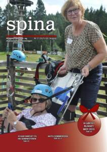 Forsidebilde på medlemsbladet Spina nr. 1-2025. Viser to voksne medlemmer på helgesamling i Skien fritidspark sommeren 2025.