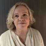 Bilde av Gudbjørg Eiriksdottir. Kvinne med lyst halvlangt hår, smilende til kamera.