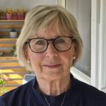Inger Margrethe Grindalen Likeperson Inger Margrethe Grindalen. Dame med halvlangt blondt hår og briller smilende til kamera.